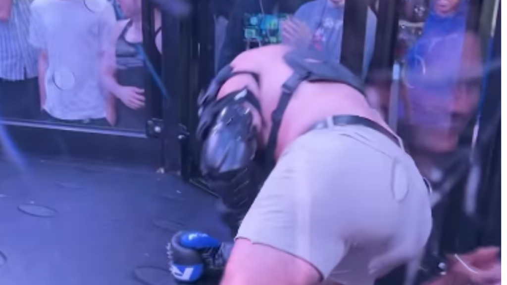 Gevecht tussen influencer en Terminator-robot in MMA-kooi heeft (niet zo) verrassende uitkomst