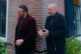 Dean Saunders brengt samen met Frank van Etten nummer uit voor overleden broer: ‘Voor jou, Ben’