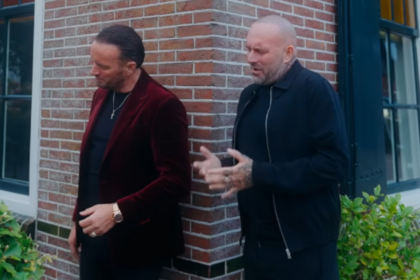Dean Saunders brengt samen met Frank van Etten nummer uit voor overleden broer: ‘Voor jou, Ben’