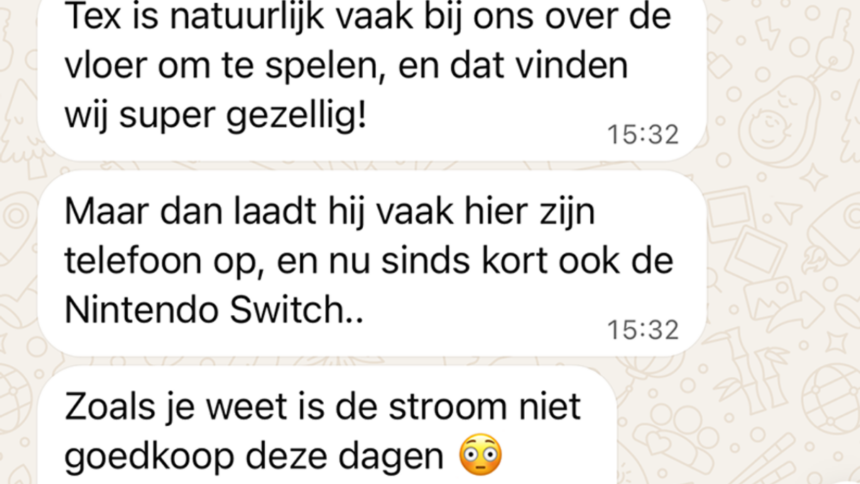 Gierigste moeder ooit wil geld zien omdat vriendje van haar zoontje bij haar thuis zijn telefoon oplaadt