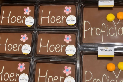 24 stickers die misschien niet op de meest handige plek geplakt zijn