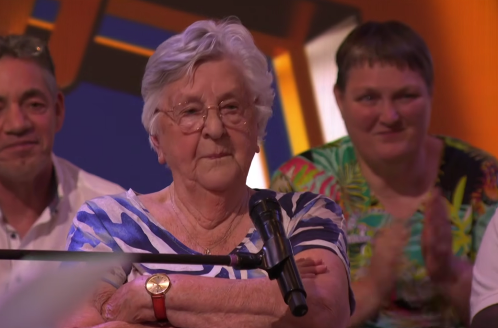 VI-kijkers gaan los om 90-jarige ‘superfan’ Sjaan in het publiek: ‘Geef haar een eigen programma!’