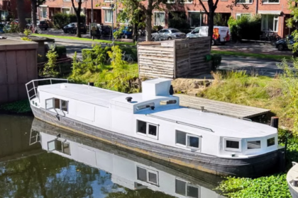 Woonboot in Groningen die voor een prikkie te koop staat gaat wereldwijd viral: ‘Beautiful!’