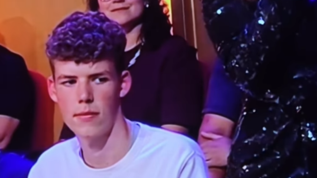 Jongen in publiek die uit alle macht probeert NIET naar zitvlak Chantal Janzen te kijken faalt hopeloos