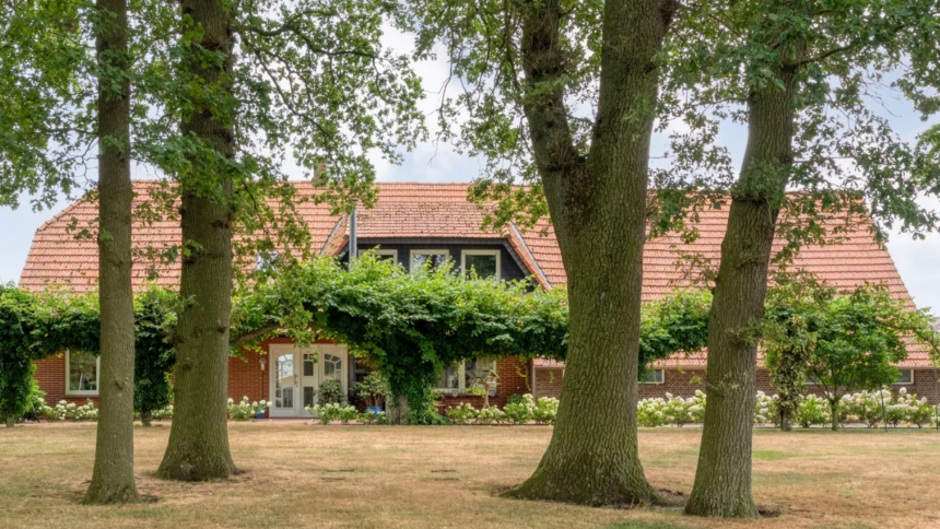 Kolossale Duitse woonboerderij op 1 km van Nederlandse grens te koop voor een prikkie