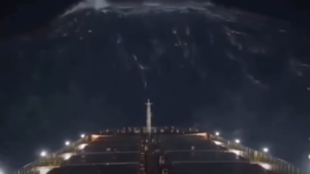 Beelden van vrachtschip in megastorm zorgen ervoor dat je nooit meer een voet op een schip zet