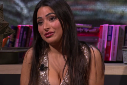 Lale Gül slaat terug met bikinifoto’s na kritiek van Derksen en Van der Gijp: ‘Laat me met rust Taliban Inside’