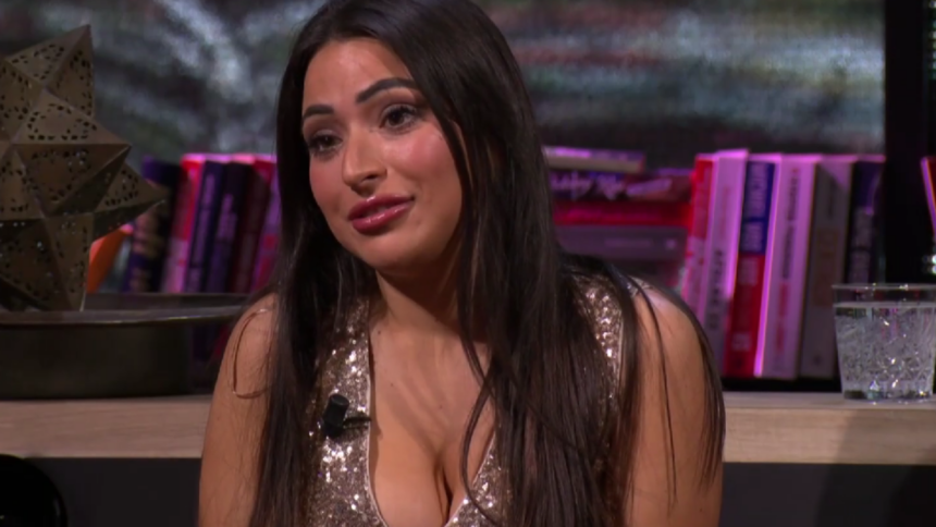 Lale Gül slaat terug met bikinifoto’s na kritiek van Derksen en Van der Gijp: ‘Laat me met rust Taliban Inside’