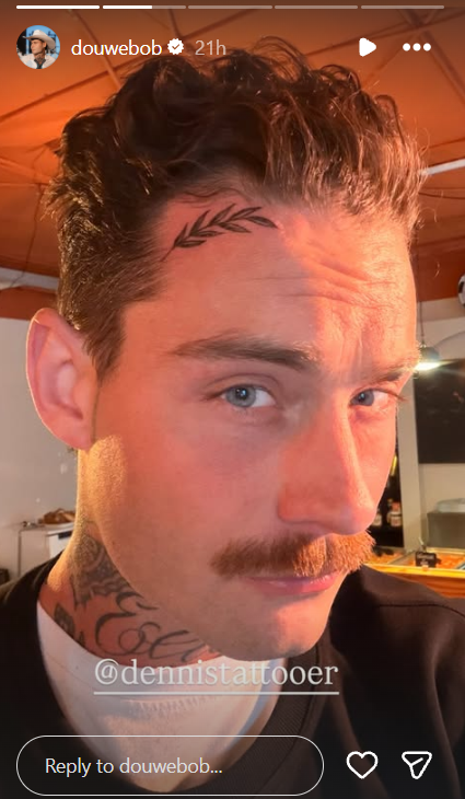 Douwe Bob laat opvallend beeld op zijn voorhoofd tatoeëren